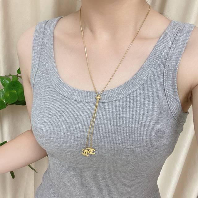 香奈儿Chanel最新款双C项链精钢保色超个性，百搭款特别特别赞，整体细节非常令人惊喜，设计感十足，不仅带出个人自信及品味，款式典雅而时尚，突显法式高雅气息，加