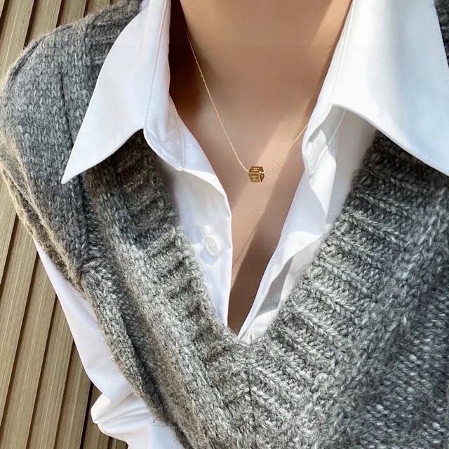 小红书推荐爆款香奈儿Chanel字母最新款双C金银正方形吊坠项链14K精钢保色超个性，百搭款特别特别赞，整体细节非常令人惊喜，设计感十足，不仅带出个人自信及品味