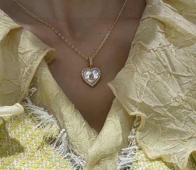 精工版本 Lv高端路易威登项链 贝母爱心项链时尚 Lv项链 官网精选款 带来时髦、明亮式切割工艺使表面抛光非常靓丽360度绚丽夺目 电镀18K金工艺 专柜版本