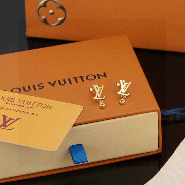 路易威登字母耳钉 秉承精湛匠艺 抛光色泽成就经典 Lv 字母的自然化身，流露品牌格调 明星同款 经典百搭