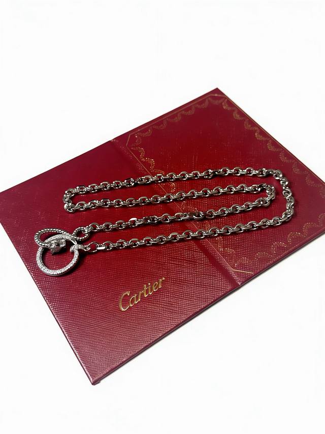 新款卡地亚项链V金材质系列 品相完美，细节无敌，那种独特的色泽完全无可挑剔，再缀以经典指环外形设计，简约之余却又优雅夺目，V金纯手工的组合更显气色，上手雅致动人