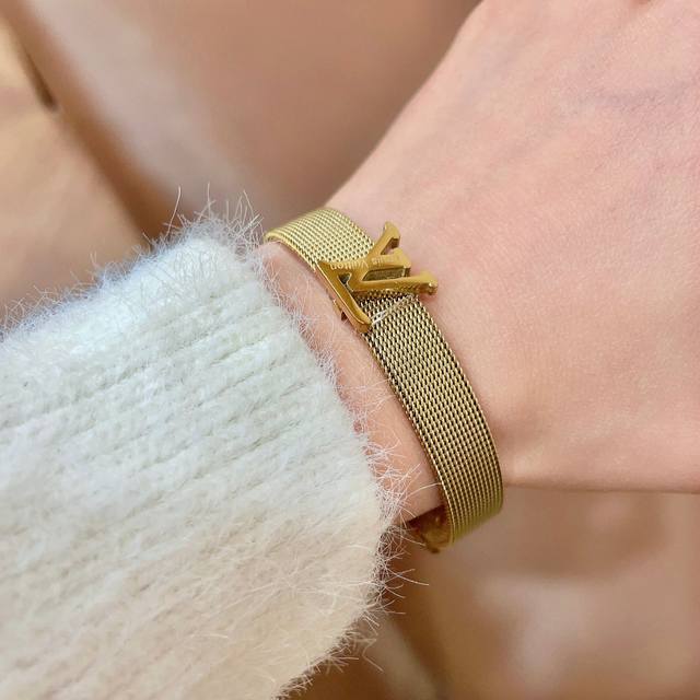 新品 原单货 Lv字母雕刻表带扣手镯Louis Vuitton 路易威登 专柜一致材质 火爆款出货 设计独特 复古前卫。手镯14K精工保色版 从上市以来一直深受