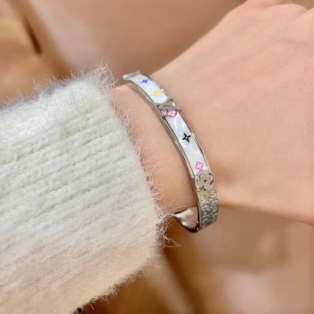 新品 原单货 Lv印花白贝母中性款金色手镯Louis Vuitton 路易威登 专柜一致材质 火爆款出货 设计独特 复古前卫。手镯14K精工保色版 从上市以来一