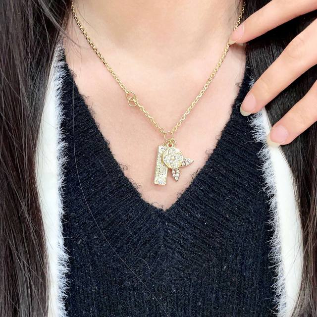 Louis Vuitton 路易威登 设计独特 用Lv经典之作图形理念 好看♀项链 超级无敌爆赞 随意搭配都是非常百搭 高品质 黄铜材质.