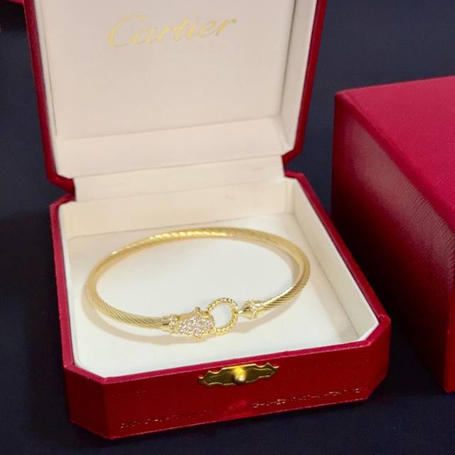 卡地亚镶钻手镯，高端定制版本 镶嵌钻工艺 V金材质 经典而时尚风格 用凌厉线条重构爱情美学！打破常规，镶嵌钻设计反而成就高级感天花板 无需浮华堆砌，爱本应纯粹如