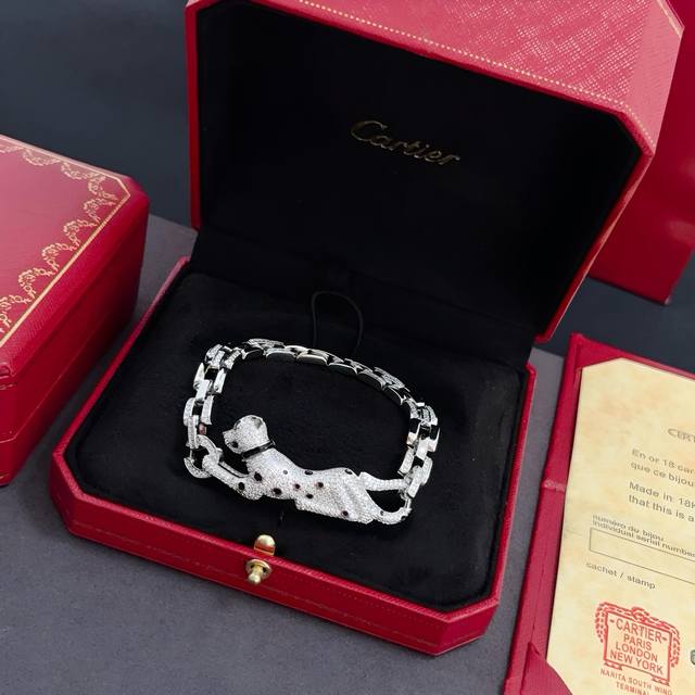 卡地亚镶钻猎豹手链 高端定制版本 镶嵌钻工艺 V金材质 经典而时尚风格 用凌厉线条重构爱情美学！打破常规，镶嵌钻设计反而成就高级感天花板 无需浮华堆砌，爱本应纯