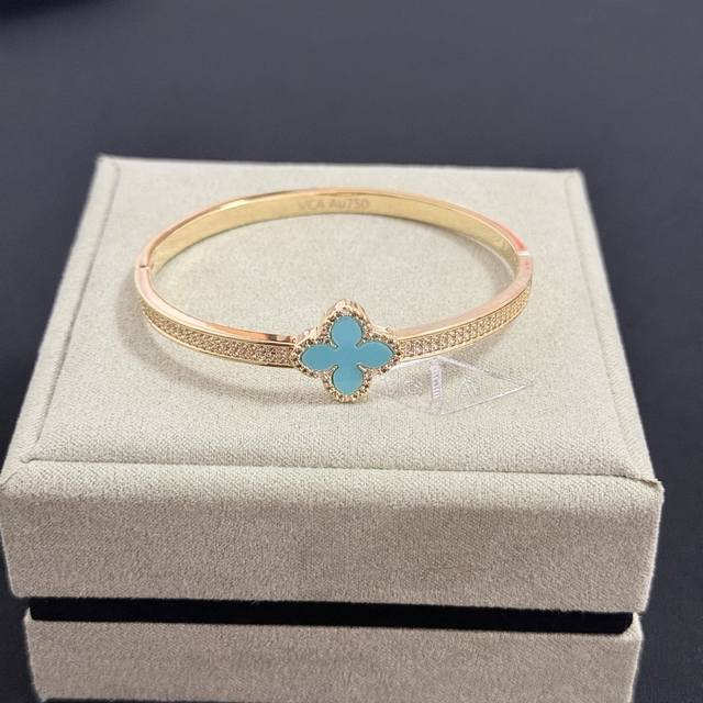 精工原版〕圣诞爆款 Vca四叶草梵克雅宝手镯 V金等级 经典之作 官网同款 时尚潮流 采用多层次金属雕刻设计 使花瓣更立体 镶嵌满钻工艺 尽显女性柔美气质 四叶