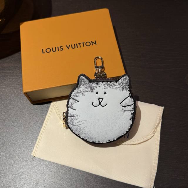新品 M15139 猫咪系列 零钱包 挂件 包配饰 Lv Kitty 零钱包取材皮革和帆布，以猫咪造型亮相 Lv Travels With Grace Codd