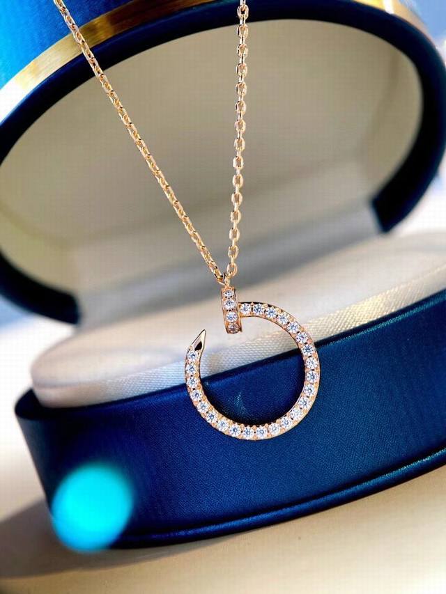 卡家精工银版钉子项链明星款，超多网红佩戴的款！时尚别致，钉子造型个性十足。红一定有它的理由！时尚别致，钉子造型个性十足，寓意定义自己，表达自由意志哦~镶嵌八心八