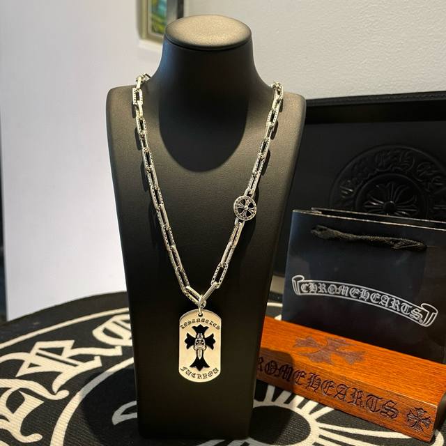 抖音 快手 Ins 小红书 直播热门，新款 专柜品质 Chrome Hearts克罗心锁扣字母项链 ,方牌十字架吊坠，凹凸造型不同的花纹设计风格 呈现出与众不同