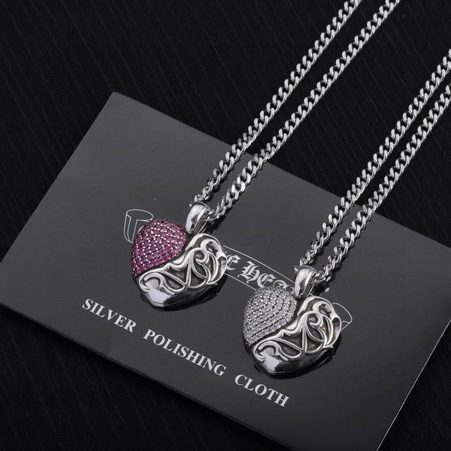 新款 专柜品质 Chrome Hearts克罗心经典复古爱心吊坠 经典复古扁形项链 凹凸造型不同的花纹设计风格 呈现出与众不同 十字架 童军花是克罗心的标志 所