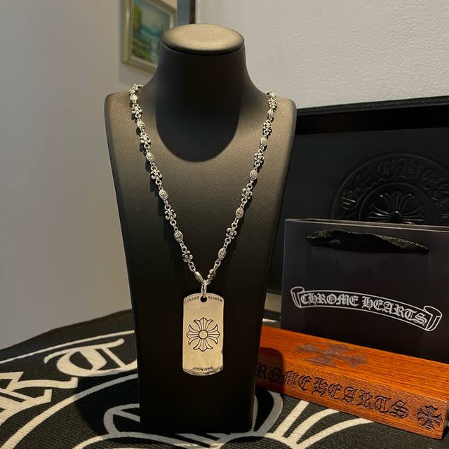 新款 专柜品质 Chrome Hearts克罗心经典复古十字架项链 方牌十字架吊坠 凹凸造型不同的花纹设计风格 呈现出与众不同 十字架 童军花是克罗心的志 所以