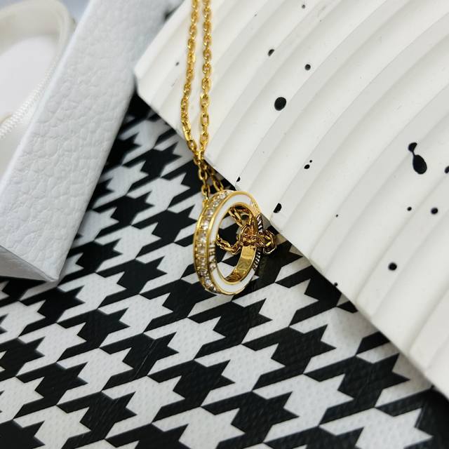 迪奥 新款一线大牌都爱的Dior 迪奥 新品套装。金属质感逆袭版字母潮范儿抢风头 完全胜任现代年轻人街拍、度假时尚搭成为夏日最炙手的时髦单品...