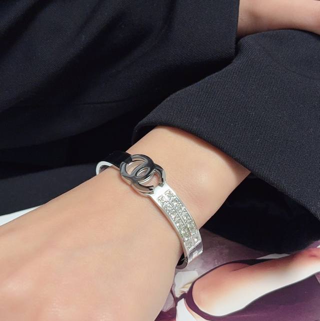 小红书推荐爆款小香新款雕刻C字母镶钻手镯香奈儿Chanel高品质进口精钢手镯超重工Bling Bling，颜色搭配得非常好高级感 女神气质高端 精钢材质不过敏不