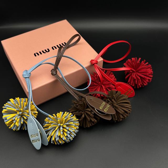 新品 3色现货 -Miumiu缪缪皮革磨砂绒球球包挂件挂饰 -这款皮革挂饰可装点其他配饰，为造型增添活力趣致。饰以金属字母徽标，增添辨识度 当搭配的挂件 包包伴