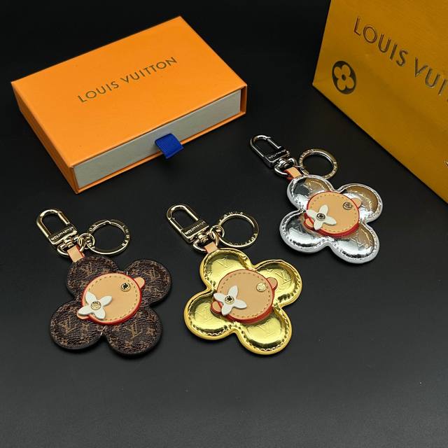 圣诞新品 3色 薇薇安 太阳花钥匙扣 M03280 Louis Vuitton 路易威登Vivienne Head Monogram Mirror 钥匙扣 pu