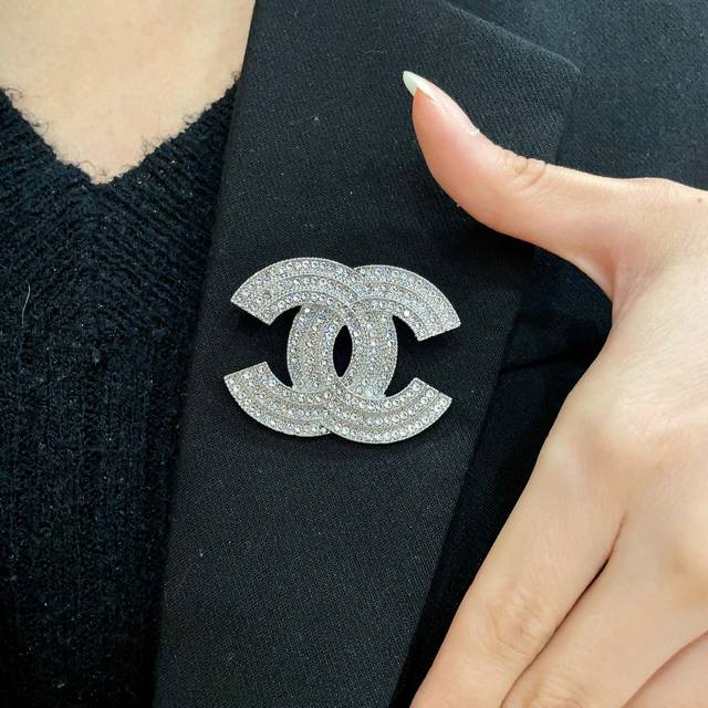 Chanel小香 专柜最新款同步上新香奈儿最新款胸针 胸针，是最懂女人的饰物。那些倾注了全部心血去做自己的女人，往往更珍惜胸针的意义。香奈儿女士把胸针别在帽子上