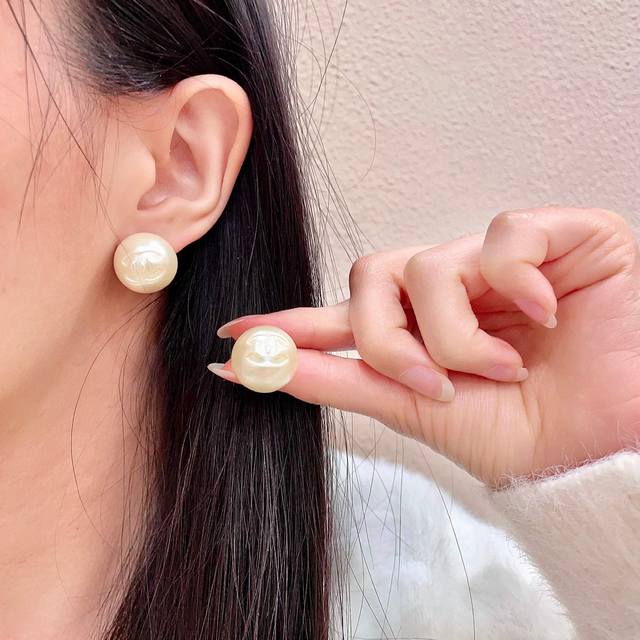 Chanel香奈儿 中古 双C耳钉原版复刻Logo 小香家的款式真心无需多介绍每一款都超好看，精致大方，非常显气质.