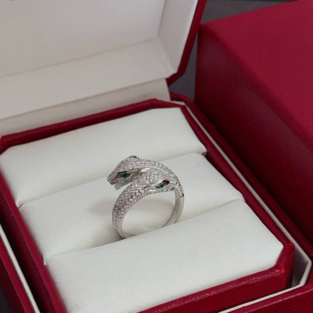 卡地亚镶钻豹头戒指 高端定制版本 镶嵌钻工艺 V金材质 经典而时尚风格 用凌厉线条重构爱情美学！打破常规，镶嵌钻设计反而成就高级感天花板 无需浮华堆砌，爱本应纯