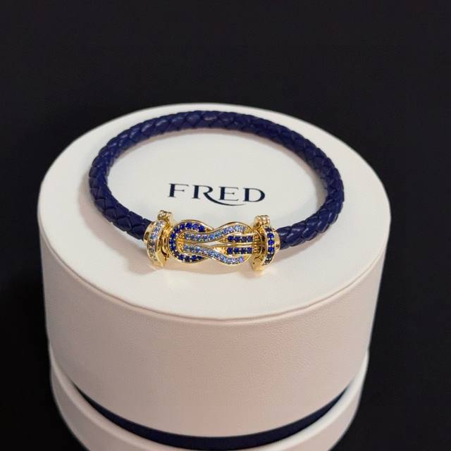 火爆 费雷德满钻马蹄扣手镯 经典百搭，网红达人 时尚一族备必单品，时尚精致，1：1对版定制，加厚电镀18K工艺，上手效果非常百搭！！