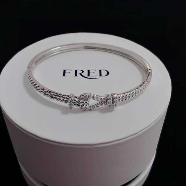 火爆 费雷德满钻马蹄手镯手绳，经典百搭，网红达人 时尚一族备必单品，时尚精致，1：1对版定制，区别在于市面上普通版本，加厚电镀18K工艺，上手效果非常百搭！！