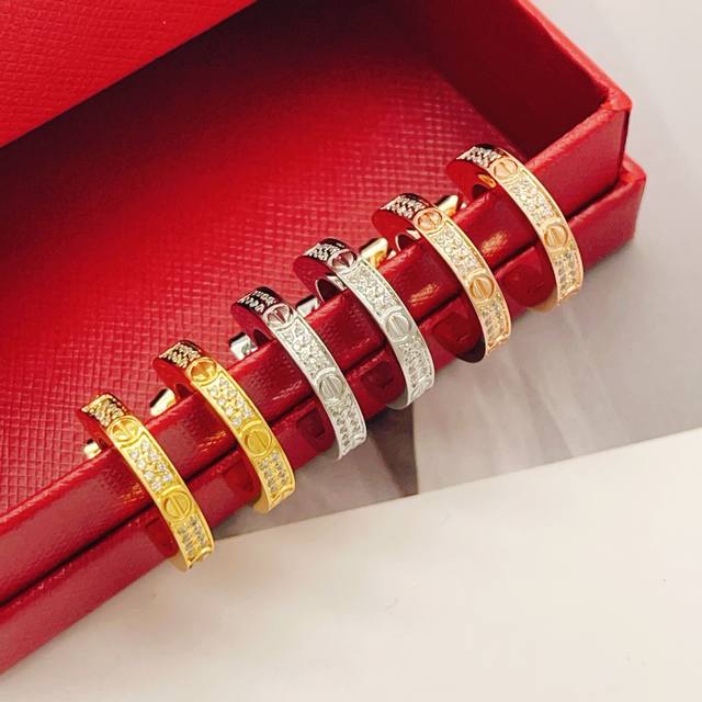 Ke058银色 Ke059金色 Ke060玫瑰金 Cartie*最新款卡地亚三色镶钻耳钉 一致Zp黄铜材质，非常的上镜设计很特别值得入手高级手工坊系列