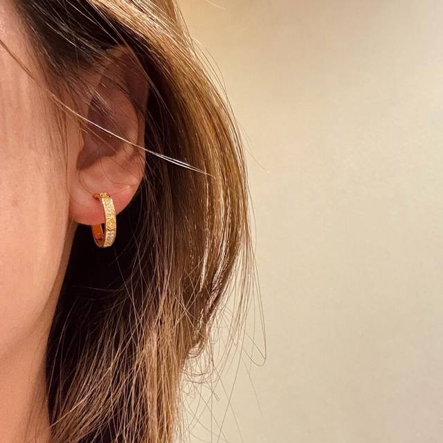 Ke026 Cartie*最新款卡地亚金色镶钻经典耳钉 一致Zp黄铜材质，非常的上镜设计很特别值得入手高级手工坊系列