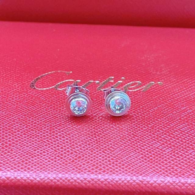 Ke020 Cartie*最新款卡地亚银色镶钻耳钉 一致Zp黄铜材质，非常的上镜设计很特别值得入手高级手工坊系列