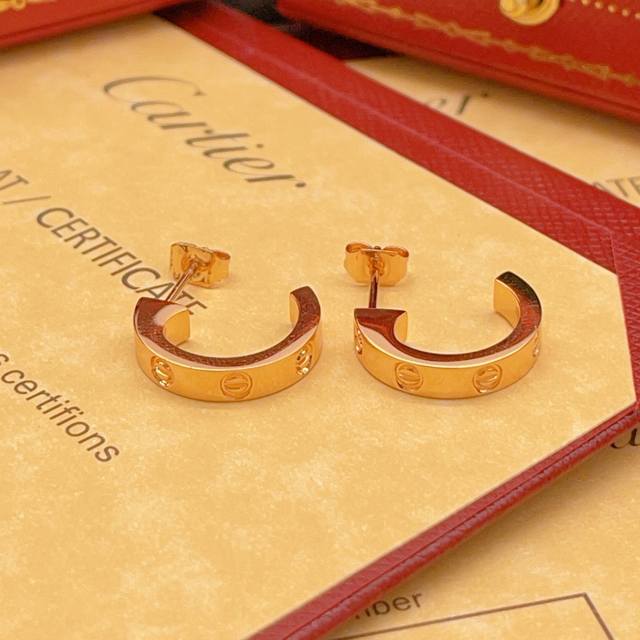 Ke008 Cartie*最新款卡地亚光面玫瑰金色耳钉 一致Zp黄铜材质，非常的上镜设计很特别值得入手高级手工坊系列