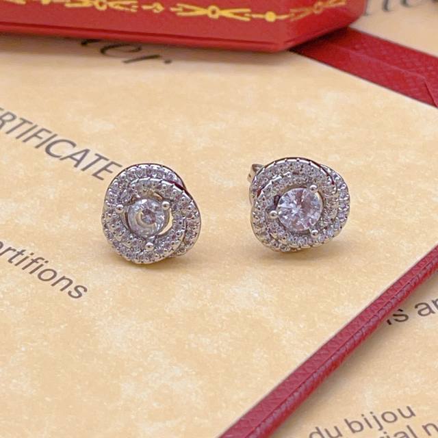 Ke005 Cartie*最新款卡地亚银色麻花镶钻耳钉 一致Zp黄铜材质，非常的上镜设计很特别值得入手高级手工坊系列