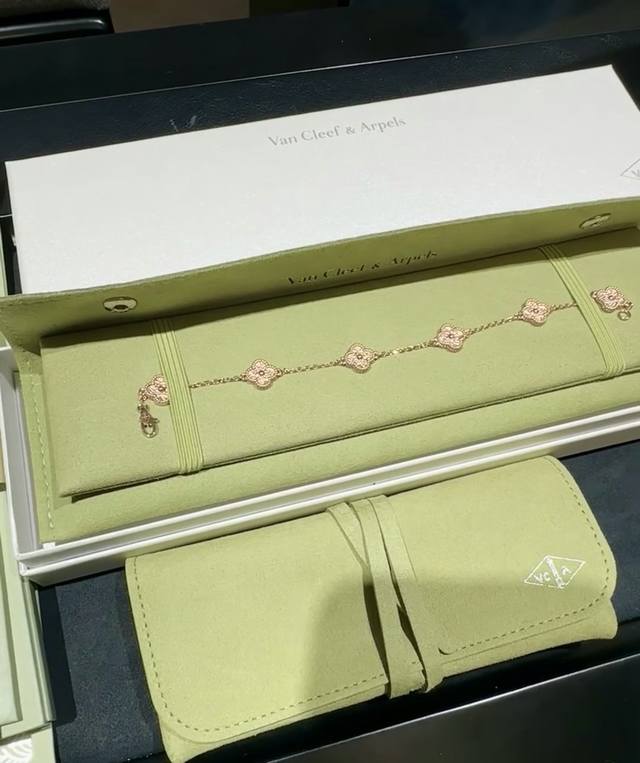 V金材质Mini四叶草烫金六花手链，我们出了单花手链、六花手链、单花项链，全部按Zp！V金镀金厚金1咪！花形和蜂窝都抛光的很到位，大家看实拍，四叶草基础款我家出