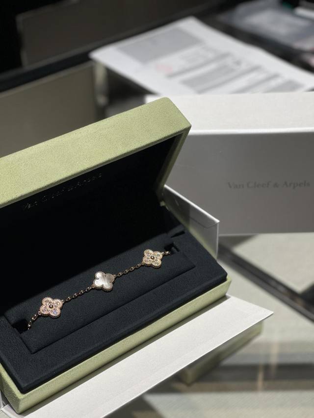 V金材质Vca灰贝母间钻四叶草五花手链