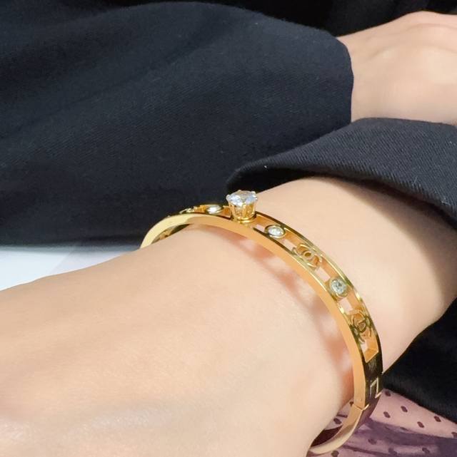 小红书推荐爆款小香新款雕刻镂空C字母大颗镶钻手镯香奈儿Chanel高品质进口精钢手镯超重工Bling Bling，颜色搭配得非常好高级感 女神气质高端 精钢材质