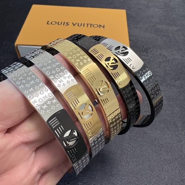 新品 原单货 Lv中性款雕刻字母印花黑武士手镯21Cm大码Louis Vuitton 路易威登 专柜一致材质 火爆款出货 设计独特 复古前卫。手镯14K精工保色