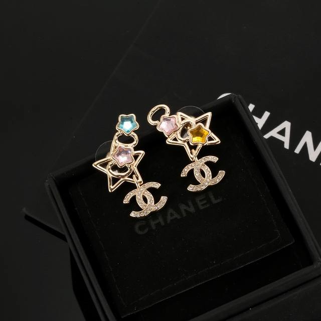 香奈儿新款星星彩色系列耳钉，更修饰脸型。以金色金属边环绕给人一种神秘、成熟、复古的感觉。双C金属标志树脂撞色经典百搭！耳钉