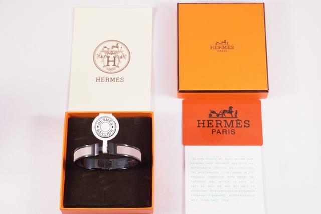 批 爱马仕H家磨砂粉灰哑光黑武士H手镯 爆火的H黑武士手镯 中性款式 男女都可以戴 尺码：17-19 Cm磨砂超显高 质感100分 打破常规甜美温柔配色 情侣款