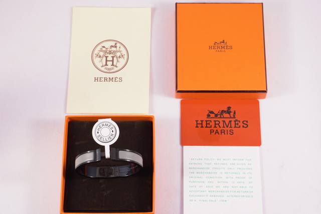 批 爱马仕H家磨砂灰色黑武士H手镯 爆火的H黑武士手镯 中性款式 男女都可以戴 尺码：17-19 Cm磨砂超显高 质感100分 打破