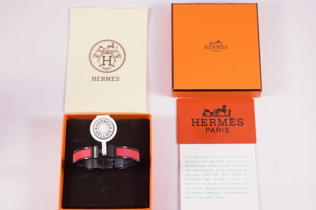 批 爱马仕H家磨砂红色黑武士H手镯 爆火的H黑武士手镯 中性款式 男女都可以戴 尺码：17-19 Cm磨砂超显高 质感100分 打破常规甜美温柔配色 情侣款再合