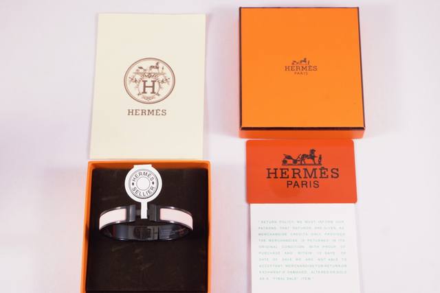 批 爱马仕H家磨砂粉色黑武士H手镯 爆火的H黑武士手镯 中性款式 男女都可以戴 尺码：17-19 Cm磨砂超显高 质感100分 打破常规甜美温柔配色 情侣款再合