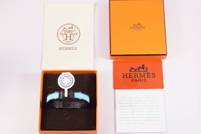 批 爱马仕H家磨砂渐蓝黑武士H手镯 爆火的H黑武士手镯 中性款式 男女都可以戴 尺码：17-19 Cm磨砂超显高 质感100分 打破常规甜美温柔配色 情侣款再合