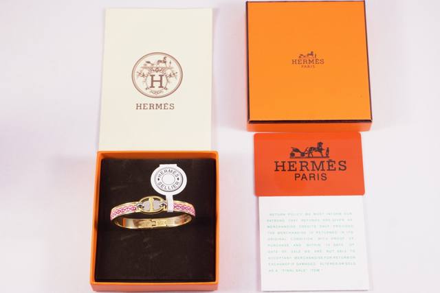 批 40-19Cm Hermes爱马仕 Mini Clic.紫线花纹猪鼻子手镯 温柔细致的花纹，超级好看阿阿阿！！还在纠结想买爱马仕手镯但又怕出门撞款嘛！新款爱