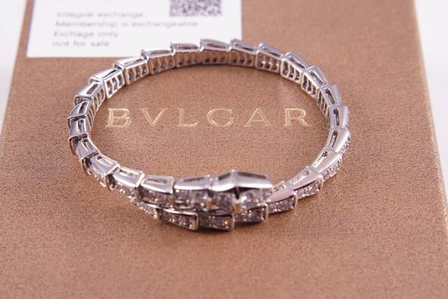 蛇形手镯宝格丽 Serpenti手镯的魅力、诱惑和迷人的感性，以此向其灵兽致敬。此款珠宝雅致迷人，萦绕腕间，美丽的蛇鳞闪烁着极致动人的光芒，呈现灵蛇独有的蔓延弯