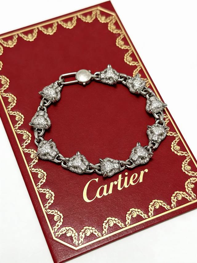 新款卡地亚手链V金材质系列 品相完美，细节无敌，那种独特的色泽完全无可挑剔，再缀以经典指环外形设计，简约之余却又优雅夺目，V金纯手工的组合更显气色，上手雅致动人