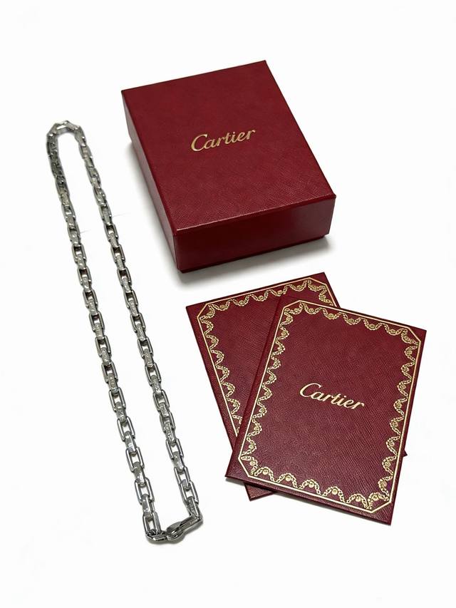 新款卡地亚项链V金材质系列 品相完美，细节无敌，那种独特的色泽完全无可挑剔，再缀以经典指环外形设计，简约之余却又优雅夺目，V金纯手工的组合更显气色，上手雅致动人