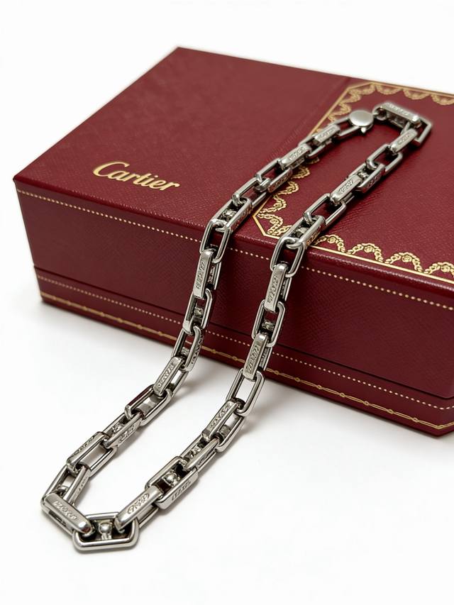 新款卡地亚手链V金材质系列 品相完美，细节无敌，那种独特的色泽完全无可挑剔，再缀以经典指环外形设计，简约之余却又优雅夺目，V金纯手工的组合更显气色，上手雅致动人