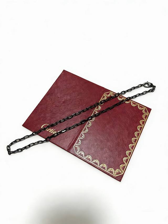 卡地亚项链V金材质系列 品相完美，细节无敌，那种独特的色泽完全无可挑剔，再缀以经典指环外形设计，简约之余却又优雅夺目，V金纯手工的组合更显气色，上手雅致动人。男