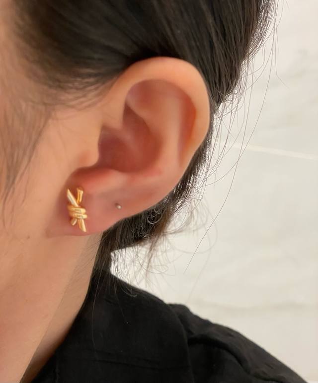 V金材质 Zp开版，蒂芙尼Cnc迷你T绳结光金耳钉相互缠绕的末端，是情感联系的有力象征。优雅气质款，性价比超高 市面最高版本。做工细腻到位 有图有真相看实拍。