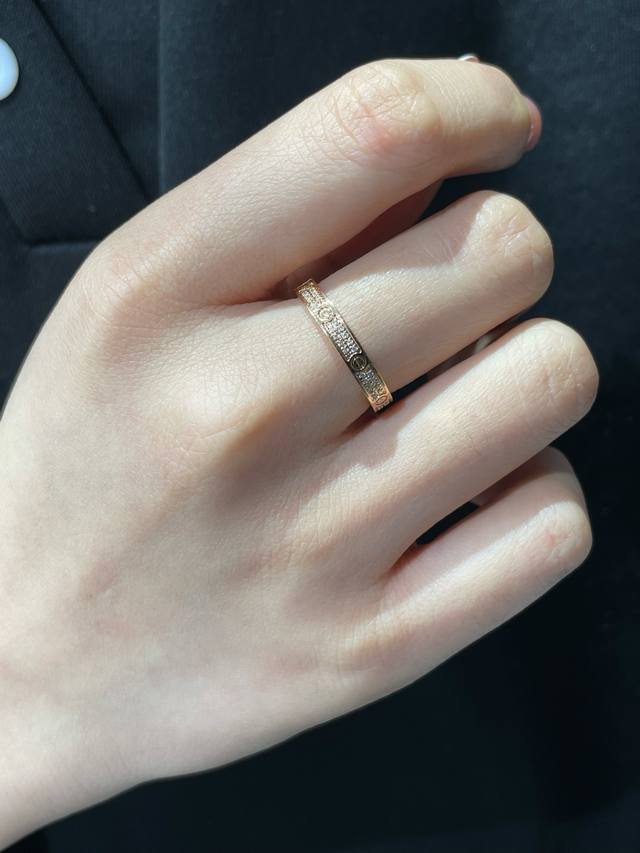 V金镀咪金 码数5678 卡地亚Cnc窄版两排钻满天星戒指 戒指上的每粒石头都是手工镶上去的 折射度肉眼可见 V金材质镀1.0咪金层 做货非常费时 毒物 推荐