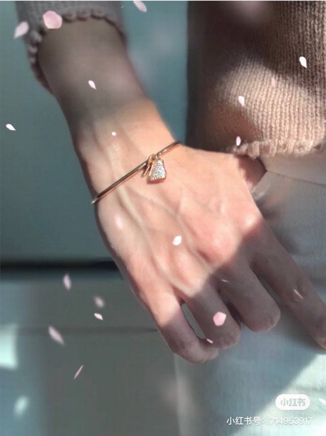 爱马仕 O'kelly锁头手镯 专柜一致黄铜材质 厚金电镀 多重造型随意穿搭。