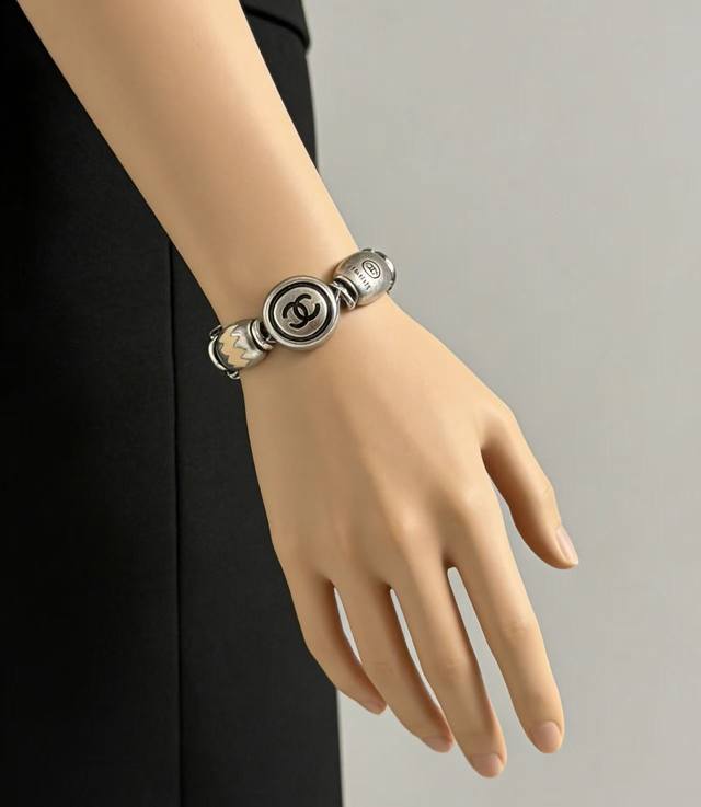 新款 Chanel香奈儿 中古 手镯小香家的款式真心无需多介绍每一款都超好看，精致大方，非常显气质。